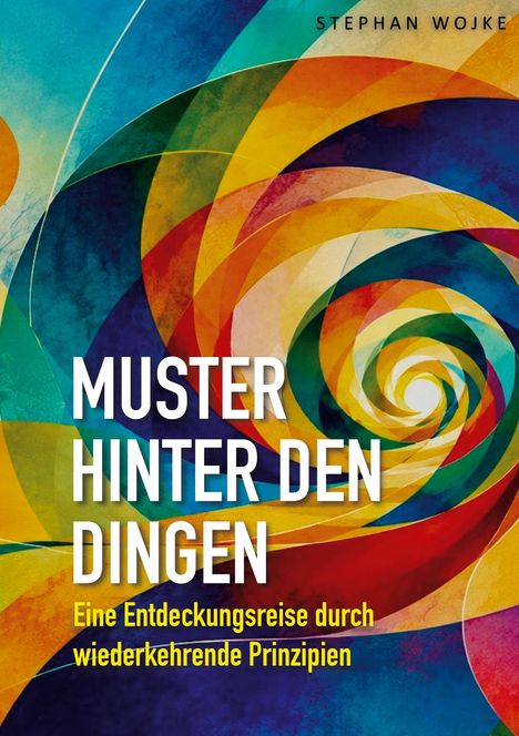 Texte: „MUSTER HINTER DEN DINGEN“ und „Eine Entdeckungsreise durch wiederkehrende Prinzipien“. Buntes, spiralförmiges Design.