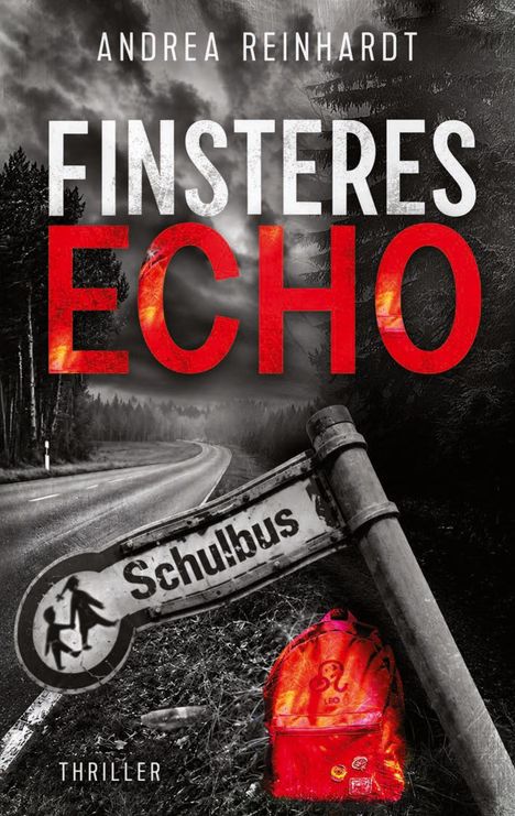 „FINSTERES ECHO“, „Schulbus“, Thriller. Straße im Wald, stürmischer Himmel, schiefer Verkehrsschild, roter Rucksack.