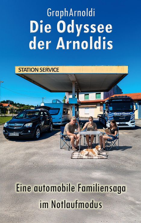 Oben: "Die Odyssee der Arnoldis". Unten: "Eine automobile Familiensaga im Notlaufmodus". Szene: Familie bei Tankstelle.