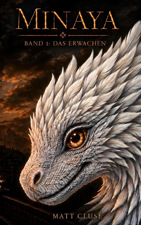 "MINAYA. BAND 1: DAS ERWACHEN. MATT CLUSÉ." Ein detaillierter Drache mit schuppigem, weißem Kopf und goldenem Auge vor düsterer Landschaft.