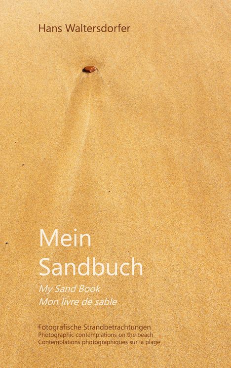 Text: "Hans Waltersdorfer, Mein Sandbuch, My Sand Book, Mon livre de sable, Fotografische Strandbetrachtungen." Ein einzelner Stein im Sand.
