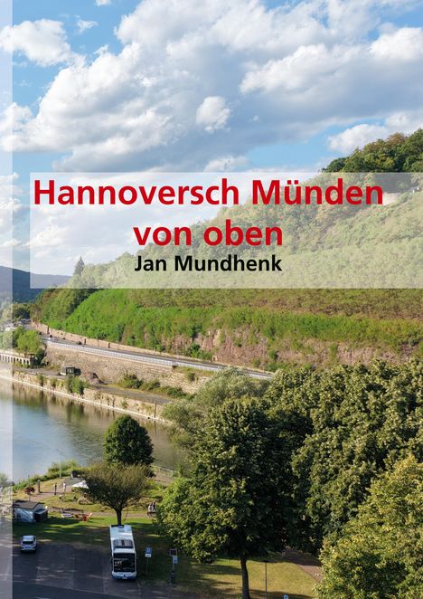 "Hannoversch Münden von oben" von Jan Mundhenk. Fluss, Bäume, Grünflächen, leicht bewölkter Himmel, Hügel im Hintergrund.