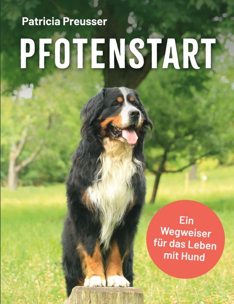 "Patricia Preusser - PFOTENSTART" in großen Buchstaben. Ein Berner Sennenhund sitzt im Grünen, daneben ein roter Kreis mit "Ein Wegweiser für das Leben mit Hund".