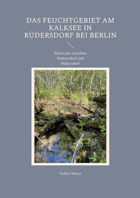 "DAS FEUCHTGEBIET AM KALKSEE IN RÜDERSDORF BEI BERLIN" über einem Foto eines Waldes mit Wasserfläche, Bäumen und Moos.