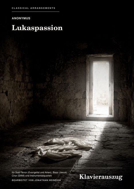 "Anonymus Lukaspassion Klavierauszug. Bearbeitet von Jonathan Heinrich. Licht fällt durch eine offene Tür auf ein Tuch."