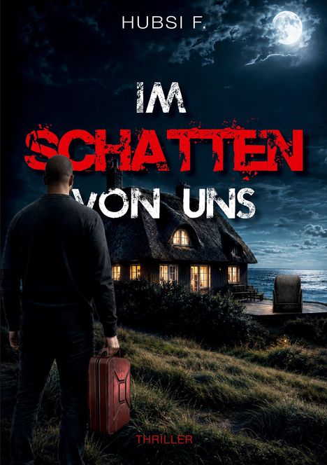 Titel: "Im Schatten von uns." Ein Mann am Meer, hält einen roten Kanister, vor einem beleuchteten Haus bei Nacht.