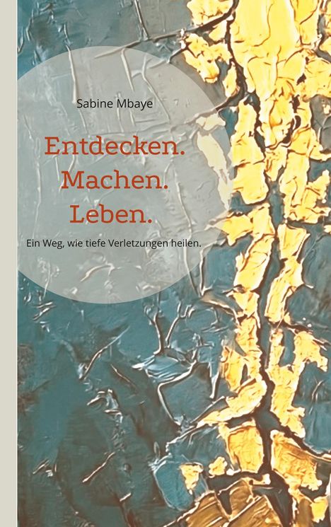 Text: "Sabine Mbaye. Entdecken. Machen. Leben. Ein Weg, wie tiefe Verletzungen heilen." Hintergrund: abstrakte Kunst mit Blau- und Gelbtönen.