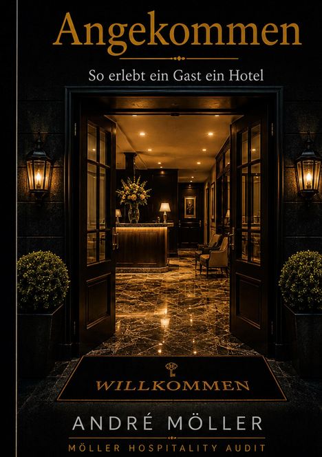 "Angekommen. So erlebt ein Gast ein Hotel. WILLKOMMEN. ANDRÉ MÖLLER. MÖLLER HOSPITALITY AUDIT." 
Hotel-Lobby mit offenem Eingang und Blumenarrangement.