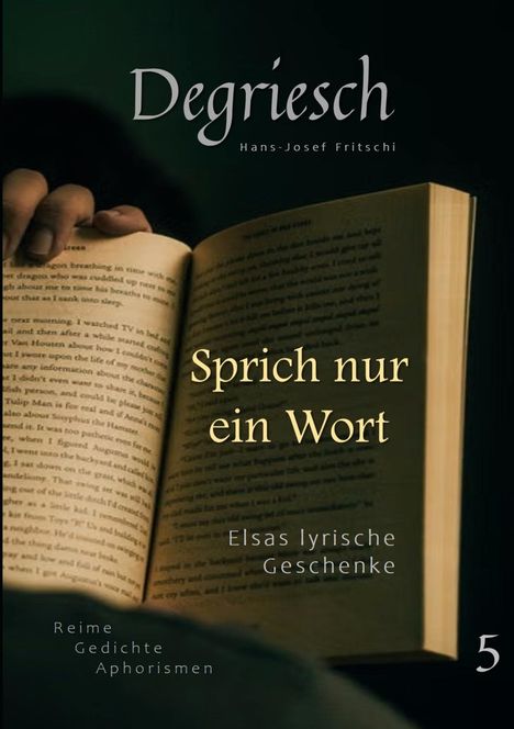 „Sprich nur ein Wort“ steht in einem geöffneten Buch. Eine Hand hält das Buch. Dunkler Hintergrund.