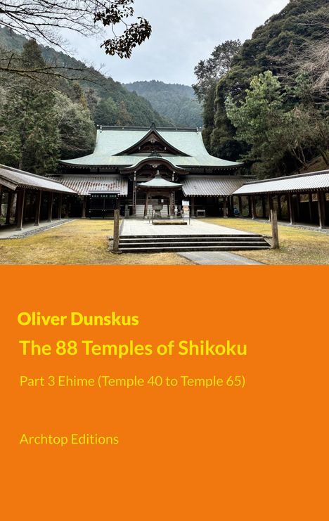Oliver Dunskus, The 88 Temples of Shikoku. Tempel in bewaldeter Umgebung mit traditioneller Architektur.