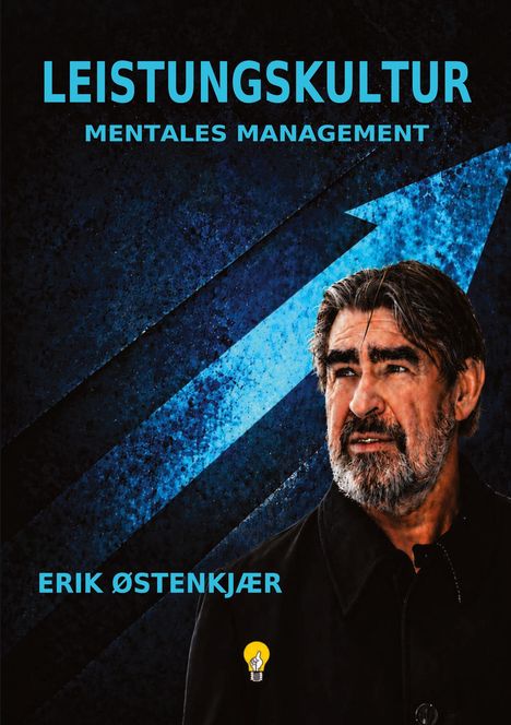"LEISTUNGSKULTUR. MENTALES MANAGEMENT. ERIK ØSTENKJÆR". Mann mit Bart, blauer Pfeil im Hintergrund.