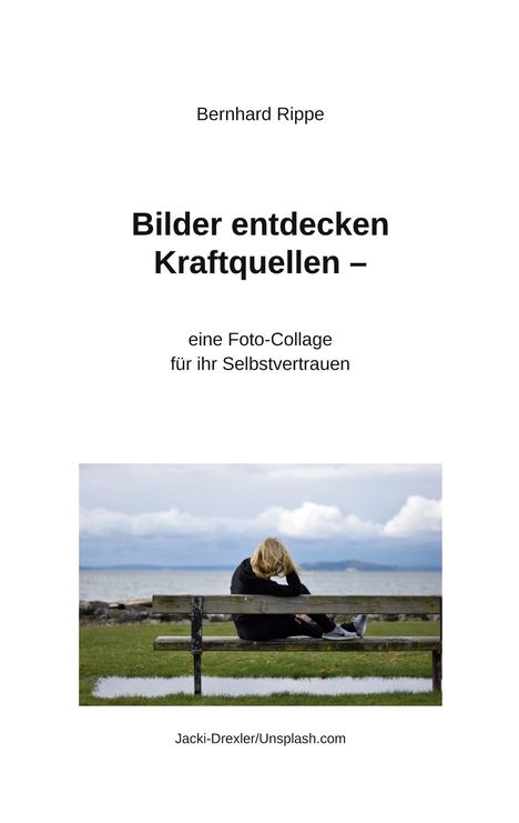 Text: "Bernhard Rippe. Bilder entdecken Kraftquellen – eine Foto-Collage für ihr Selbstvertrauen."  
Eine Person sitzt nachdenklich auf einer Bank am Meer.