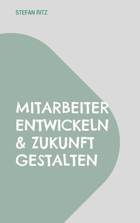Text: "STEFAN RITZ" oben; "MITARBEITER ENTWICKELN & ZUKUNFT GESTALTEN" auf grüner Form darunter. Schlichtes Design.