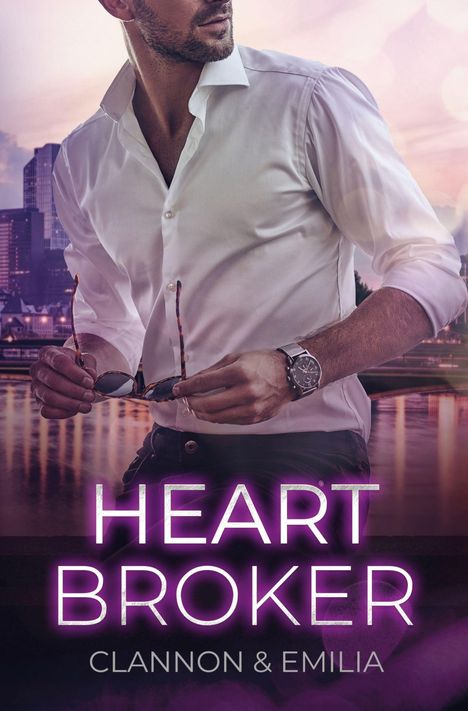 „HEART BROKER“ oben. Darunter „CLANNON & EMILIA“. Ein Mann in weißem Hemd hält Sonnenbrille vor einer Stadt.