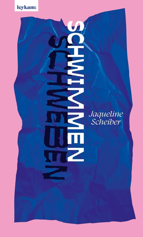 Text "SCHWIMMEN SCHWEBEN", "Jaqueline Scheiber" auf zerknittertem blauem Hintergrund, rosa Rand, Leykam-Logo.