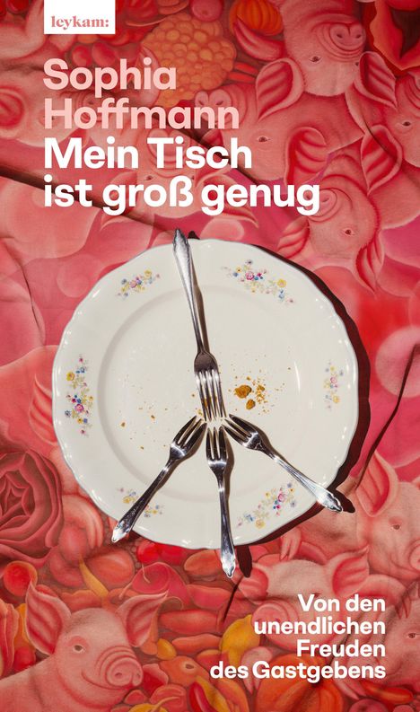 Text: "Sophia Hoffmann Mein Tisch ist groß genug. Von den unendlichen Freuden des Gastgebens."

Beschreibung: Ein Teller mit Gabeln und Krümeln auf einem roten Hintergrund mit Schweinen.