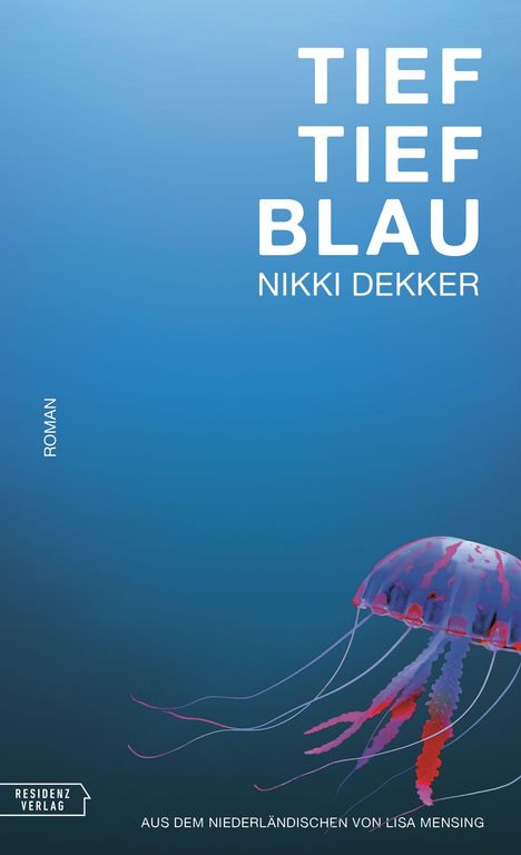 Text: "TIEF TIEF BLAU, NIKKI DEKKER, ROMAN, AUS DEM NIEDERLÄNDISCHEN VON LISA MENSING." Illustration: Qualle auf blau.