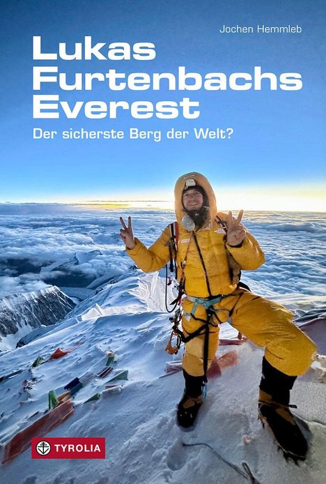„Lukas Furtenbachs Everest“, „Der sicherste Berg der Welt?“. Ein Bergsteiger in gelbem Anzug auf schneebedecktem Gipfel.