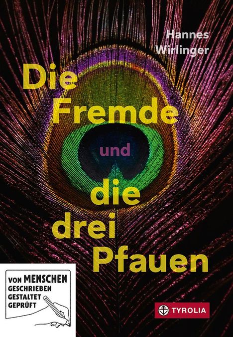 „Die Fremde und die drei Pfauen“ von Hannes Wirlinger auf einem Pfauenfeder-Hintergrund. Links Symbol "Von Menschen geprüft".