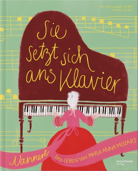 „Sie setzt sich ans Klavier“. Eine Frau spielt Klavier, Noten und florale Verzierungen drumherum.