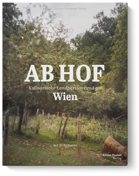 "AB HOF: Kulinarische Landpartien rund um Wien, mit 30 Rezepten." Naturbild mit Obstbäumen und grünem Gras.
