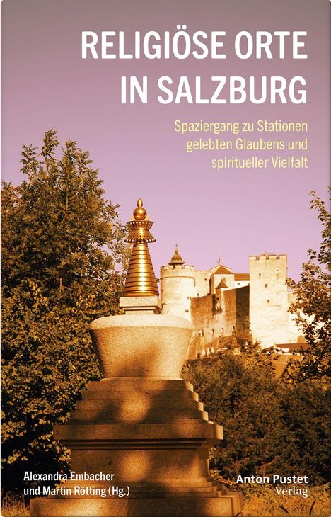 Titel: "RELIGIÖSE ORTE IN SALZBURG". Darüber Burg vor violettem Himmel, Baum und goldene Skulptur im Vordergrund.