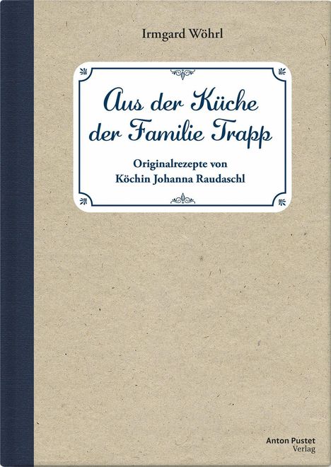 „Aus der Küche der Familie Trapp“. Beige Oberfläche, dunkelblauer Streifen links.
