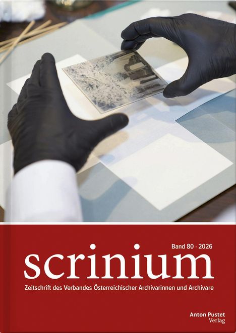 „scrinium, Band 80, 2026, Zeitschrift des Verbandes Österreichischer Archivarinnen und Archivare.“ Schwarze Handschuhe halten ein Foto.