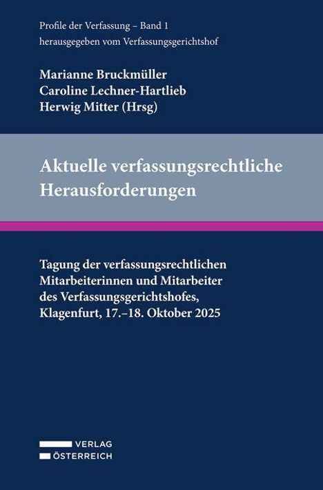 Buchtitel: "Aktuelle verfassungsrechtliche Herausforderungen". Autoren: Marianne Bruckmüller, Caroline Lechner-Hartlieb, Herwig Mitter. Veranstaltung: Klagenfurt, 17.–18. Oktober 2025. Verlag Österreich. Cover: Dunkelblau mit grauem Streifen und pinker Linie.