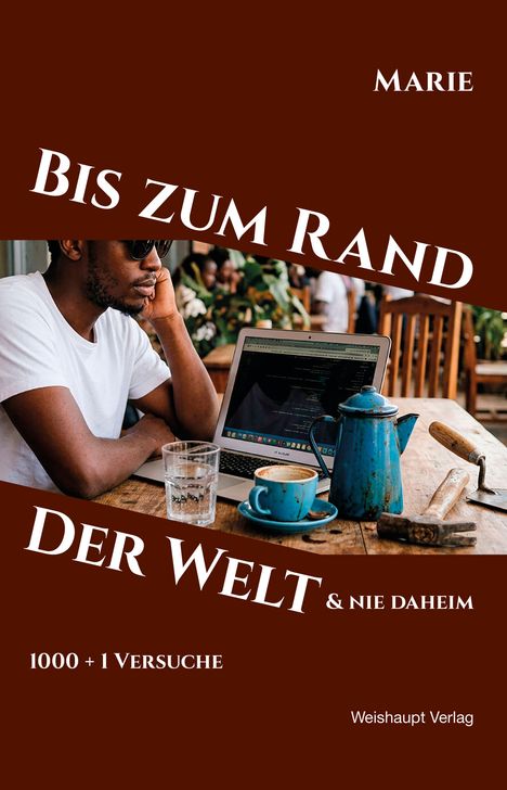 "Bis zum Rand der Welt & nie daheim. 1000 + 1 Versuche. Marie. Weishaupt Verlag." Ein Mann mit Laptop im Café.