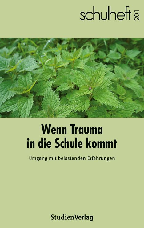 "Wenn Trauma in die Schule kommt, Umgang mit belastenden Erfahrungen, StudienVerlag" auf grünem Hintergrund mit Brennnesseln.