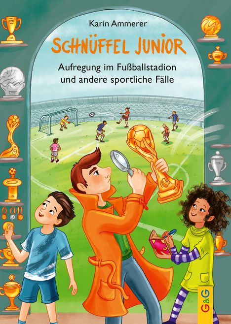 Text: "Karin Ammerer, Schnüffel Junior, Aufregung im Fußballstadion und andere sportliche Fälle."  
Illustration: Kinder, Detektiv, Pokale, Fußballspiel.