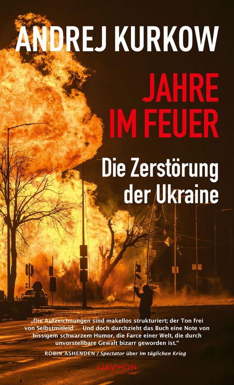 "Andrej Kurkow: Jahre im Feuer. Die Zerstörung der Ukraine." Flammen hinter Bäumen und Laternenpfählen.
