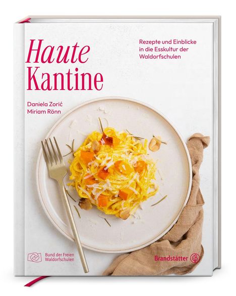 "Haute Kantine", Rezepte der Waldorfschulen. Daniela Zorić, Miriam Rönn. Teller mit Pasta, Gabel und Stoffserviette.