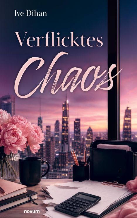 Text: "Ive Dihan", "Verflicktes Chaos", "novum".  
Abendliches Stadtpanorama mit Schreibtisch, Blumen, Tasse, Büchern und Taschenrechner.