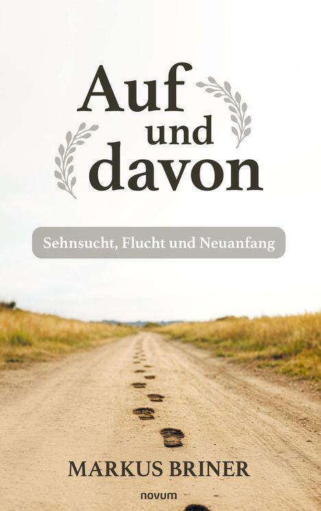 „Auf und davon“ und „Sehnsucht, Flucht und Neuanfang“. Staubige Straße mit Fußspuren durch Graslandschaft.