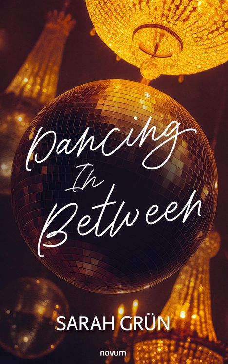 "Dancing In Between" von Sarah Grün. Beleuchtete Diskokugel und Kronleuchter in warmem Licht.