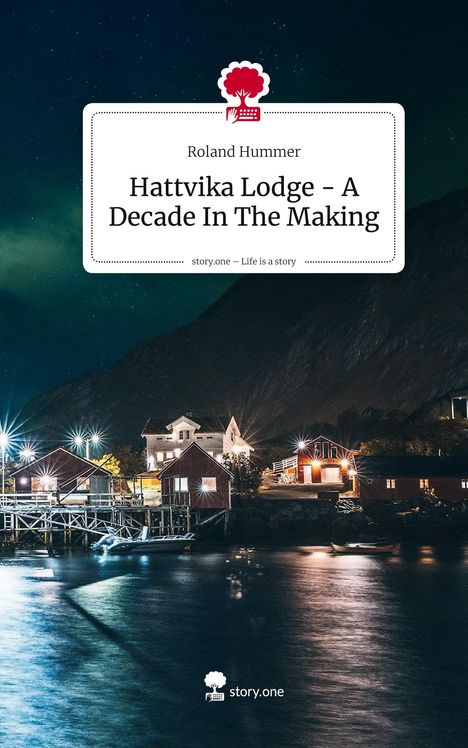 Logo mit Baum und Schreibmaschine. Text: "Roland Hummer, Hattvika Lodge - A Decade In The Making". Nachtszene mit beleuchteten Häusern am Wasser.