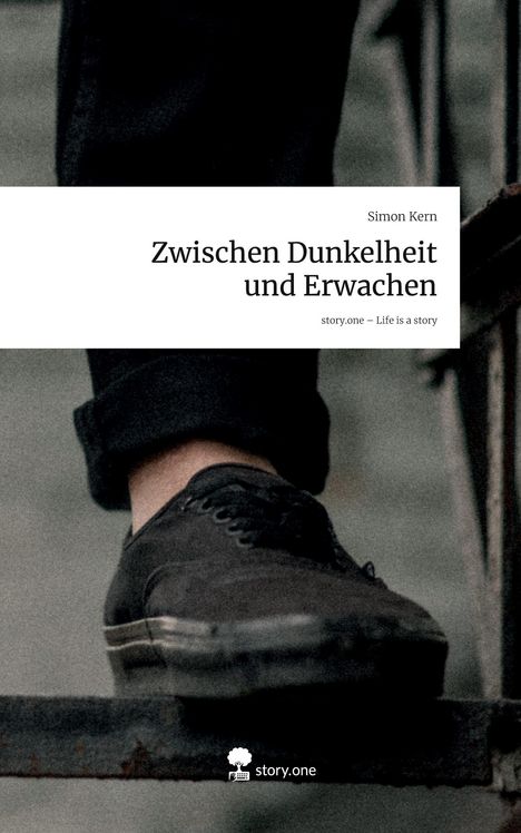 "Zwischen Dunkelheit und Erwachen" von Simon Kern, darunter ist ein Fuß in schwarzen Schuhen auf einer Metalltreppe.