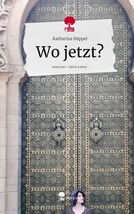 "Katharina Höppel. Wo jetzt? story.one – Life is a story." Darunter eine kunstvoll verzierte, große Holztür.
