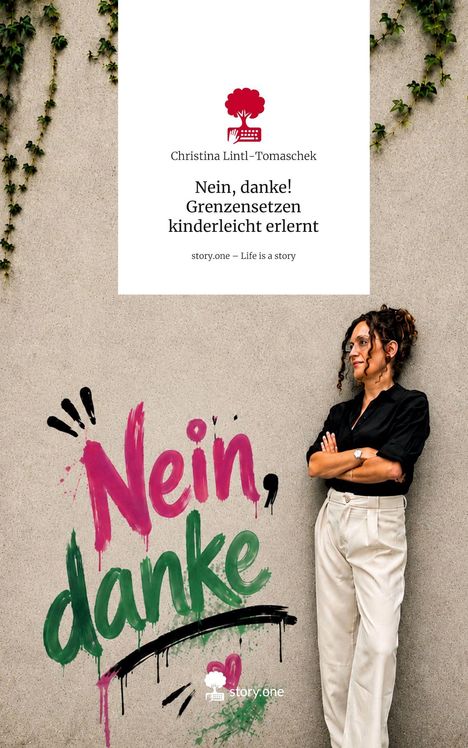 "Nein, danke!" in pink und grün auf Wand gesprüht. Frau mit dunklem Haar, Arme verschränkt, steht daneben.