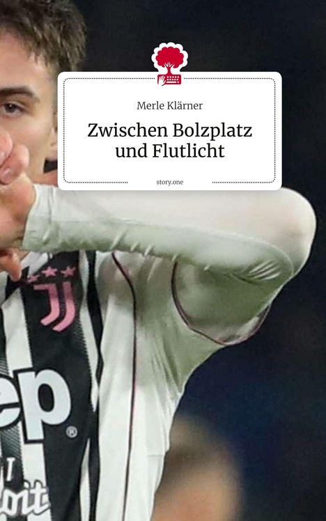 Text: "Merle Klärner - Zwischen Bolzplatz und Flutlicht". Logo eines roten Baums mit Tastatur. Teil eines Fußballspielers.