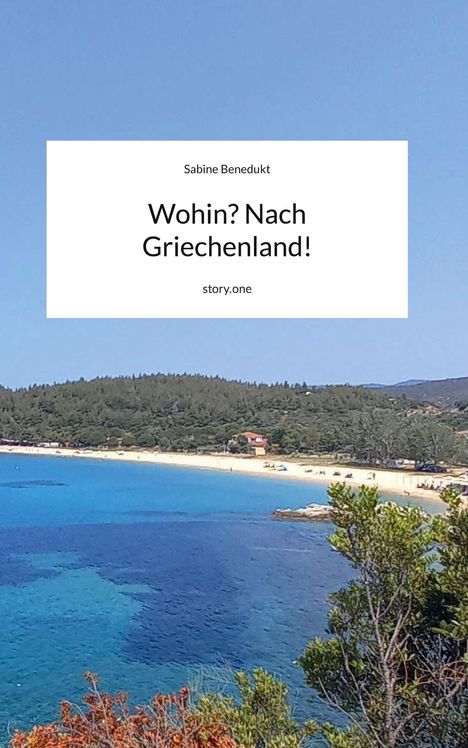 Text: Sabine Benedukt, Wohin? Nach Griechenland!, story.one. Strand mit blauem Wasser und Bäumen im Hintergrund.