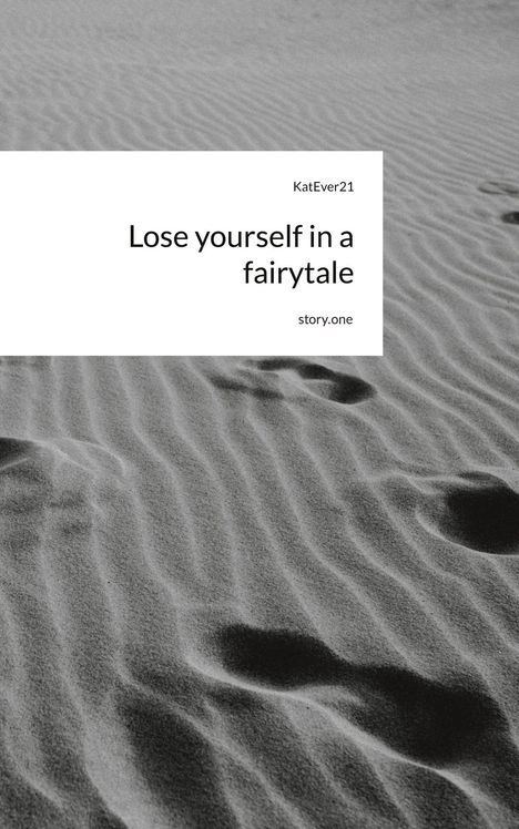Texte: "KatEver21", "Lose yourself in a fairytale", "story.one". Hintergrund: Fußspuren im Sand.
