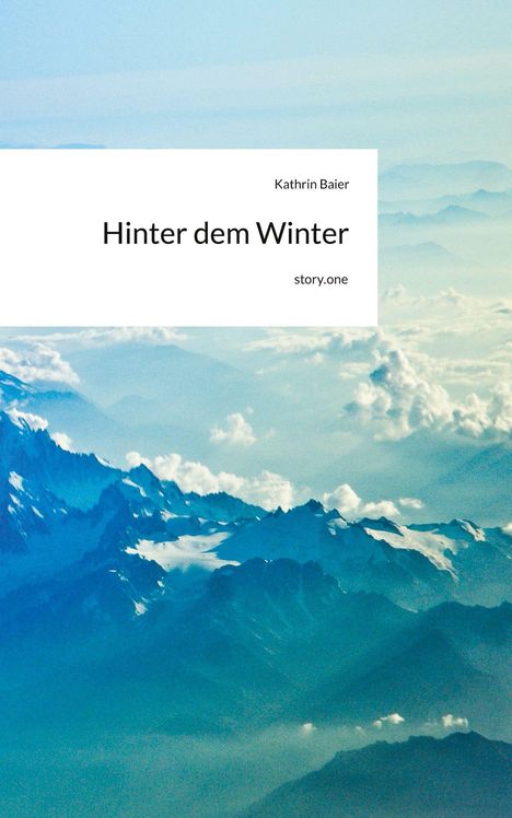 Titel: "Hinter dem Winter" von Kathrin Baier, story.one. Berglandschaft mit Wolken im Hintergrund.