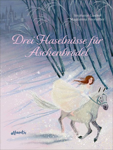 Titel: „Drei Haselnüsse für Aschenbrödel“. Eine Prinzessin reitet auf einem weißen Pferd durch einen verschneiten Wald.