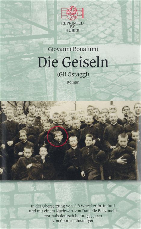 „Die Geiseln (Gli Ostaggi)“ von Giovanni Bonalumi. Foto von Jungen in Uniformen, ein Junge rot umkreist.