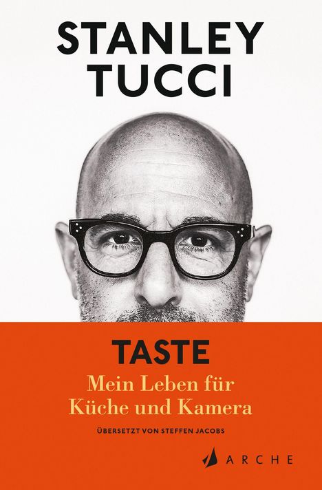 Text: "Stanley Tucci. Taste: Mein Leben für Küche und Kamera." Ein Porträt eines Mannes mit Brille über einem orangefarbenen Bereich.