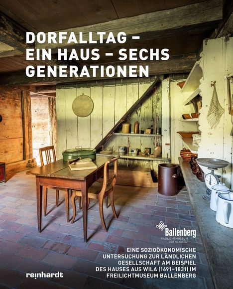 "Dorfalltag – Ein Haus – Sechs Generationen." Rustikale Küche mit Holztisch und Stühlen in einem traditionellen Haus.