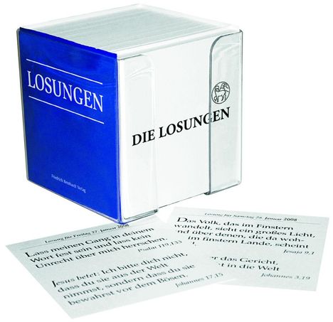 Würfel mit Aufschrift „LOSUNGEN“ und „DIE LOSUNGEN“, daneben liegen Karten mit Bibelversen.